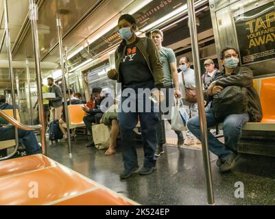 Fine settimana di metropolitana di bordo a New York il Sabato, 24 settembre 2022. (© Richard B. Levine) Foto Stock