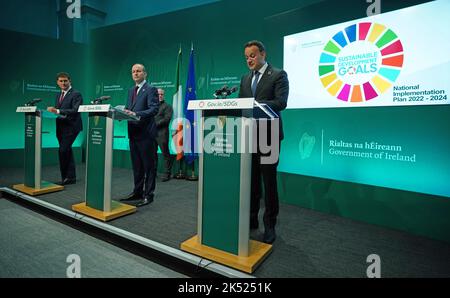 (Da sinistra a destra) il ministro dei Trasporti Eamon Ryan, Taoiseach Micheal Martin e Tanaiste Leo Varadkar lanciano il piano nazionale di attuazione per gli obiettivi di sviluppo sostenibile 2022-2024, presso gli edifici governativi di Dublino. Data immagine: Mercoledì 5 ottobre 2022. Foto Stock