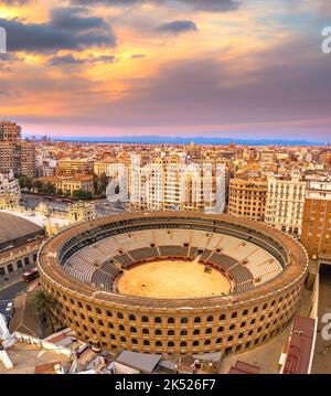 Strade, piazze ed edifici storici nella città vecchia di Valencia, Spagna Foto Stock