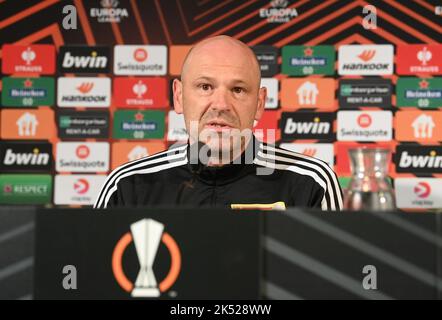 05 ottobre 2022, Svezia, Malmö: Calcio: Europa League, prima della partita Malmö FF - 1. FC Union Berlin. Il co-formatore dell'Unione Markus Hoffmann parla ai rappresentanti dei media. Foto: Matthias Koch/dpa Foto Stock