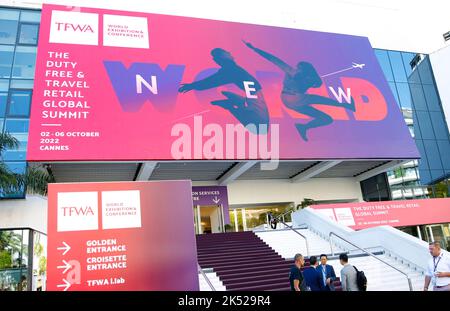 Cannes, Francia - 05 ottobre 2022: TFWA World Exhibition and Conference, il Duty Free and Travel Retail Global Summit al Palais des Festivals. Mandoga Media Germania. Associazione mondiale esente da tasse. Foto Stock