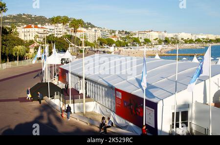 Cannes, Francia - 05 ottobre 2022: TFWA World Exhibition and Conference, il Duty Free and Travel Retail Global Summit al Palais des Festivals. Mandoga Media Germania. Associazione mondiale esente da tasse. Foto Stock