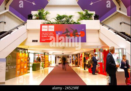 Cannes, Francia - 05 ottobre 2022: TFWA World Exhibition and Conference, il Duty Free and Travel Retail Global Summit al Palais des Festivals. Mandoga Media Germania. Associazione mondiale esente da tasse. Foto Stock