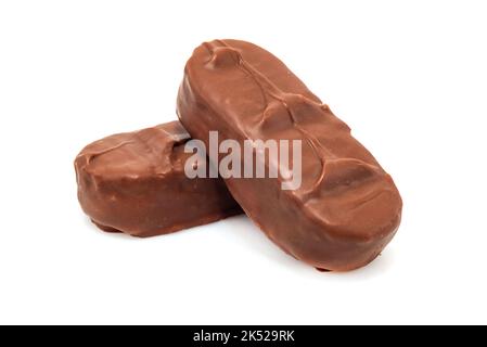 Bar al cioccolato con cocco su sfondo bianco. Cioccolato con scaglie di cocco isolato Foto Stock