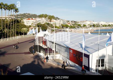 Cannes, Francia - 05 ottobre 2022: TFWA World Exhibition and Conference, il Duty Free and Travel Retail Global Summit al Palais des Festivals. Mandoga Media Germania. Associazione mondiale esente da tasse. Foto Stock