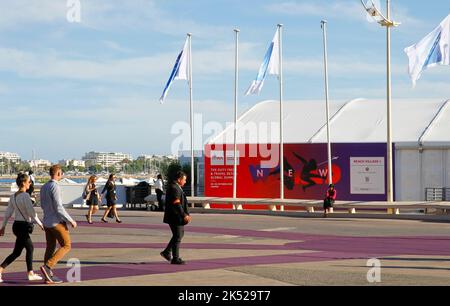 Cannes, Francia - 05 ottobre 2022: TFWA World Exhibition and Conference, il Duty Free and Travel Retail Global Summit al Palais des Festivals. Mandoga Media Germania. Associazione mondiale esente da tasse. Foto Stock