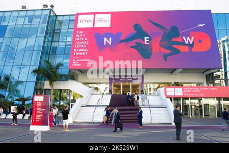 Cannes, Francia - 05 ottobre 2022: TFWA World Exhibition and Conference, il Duty Free and Travel Retail Global Summit al Palais des Festivals. Mandoga Media Germania. Associazione mondiale esente da tasse. Foto Stock