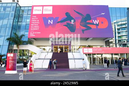 Cannes, Francia - 05 ottobre 2022: TFWA World Exhibition and Conference, il Duty Free and Travel Retail Global Summit al Palais des Festivals. Mandoga Media Germania. Associazione mondiale esente da tasse. Foto Stock