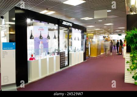 Cannes, Francia - 05 ottobre 2022: TFWA World Exhibition and Conference con Jacomo Stand. Il Duty Free and Travel Retail Global Summit al Palais des Festivals. Mandoga Media Germania. Associazione mondiale esente da tasse. Foto Stock