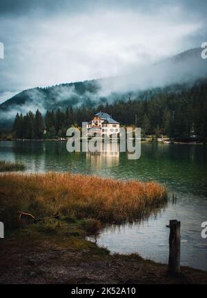 vista fantastica sul lago dobbiaco Foto Stock