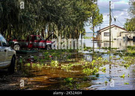 Orlando, Florida, (ottobre 3, 2022) - Lake-Front Proprietà sotto l'acqua come l'aumento continua in seguito all'uragano Ian. Robert Kaufmann/FEMA Foto Stock