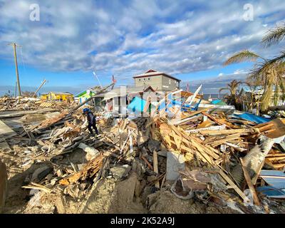 Matlacha Isles, Florida, (ott 4, 2022) - FEMA Urban Search and Rescue Ohio Task Force 1 conduce operazioni di ricerca e salvataggio. Foto Stock