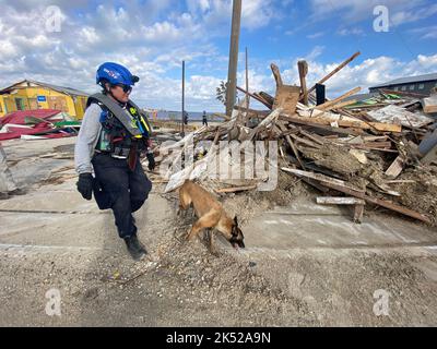 Matlacha Isles, Florida, (ott 4, 2022) - FEMA Urban Search and Rescue Ohio Task Force 1 conduce operazioni di ricerca e salvataggio. Foto Stock