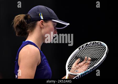 Ostrava, Repubblica Ceca. 05th Ott 2022. IgA Swiatek di Polonia in azione durante il torneo femminile di tennis WTA Agel Open 2022 contro Ajla Tomljanovic dell'Australia, il 5 ottobre 2022, a Ostrava, Repubblica Ceca. Credit: Jaroslav Ozana/CTK Photo/Alamy Live News Foto Stock