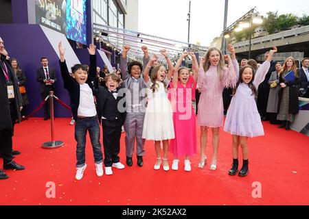 Alisha Weir (al centro) e altri membri del cast arrivano per la prima mondiale di Matilda di Roald Dahl alla BFI Southbank a Londra durante il BFI London Film Festival. Data immagine: Mercoledì 5 ottobre 2022. Foto Stock