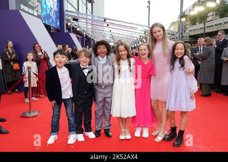 Alisha Weir (al centro) e altri membri del cast arrivano per la prima mondiale di Matilda di Roald Dahl alla BFI Southbank a Londra durante il BFI London Film Festival. Data immagine: Mercoledì 5 ottobre 2022. Foto Stock