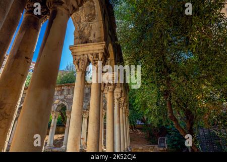 Il monastero del chiostro di Sant'Andrea e la chiesa parrocchiale furono completamente demoliti, per consentire la ristrutturazione urbana della zona e la costruzione del buil Foto Stock