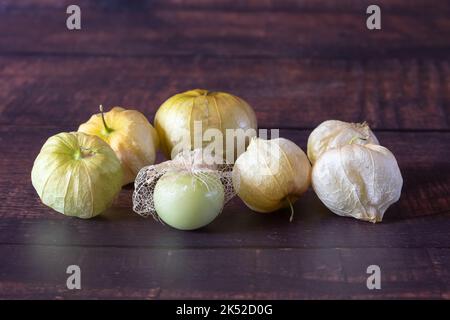 Un gruppo di tomatillos verdi dal giardino in autunno. Foto Stock