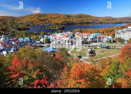 Lago e Mont Tremblant resort in autunno, Canada Foto Stock