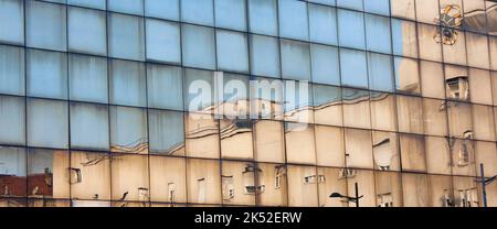 Riflesso di un edificio modernista su una facciata di vetro, Belgrado, Serbia Foto Stock