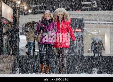 Belgrado, Serbia - 15 dicembre 2018: Due giovani donne che camminano per strada in una giornata nevosa Foto Stock