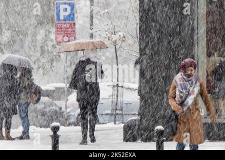 Belgrado, Serbia - 15 dicembre 2018: Pedoni che camminano per la strada cittadina in una giornata nevosa Foto Stock