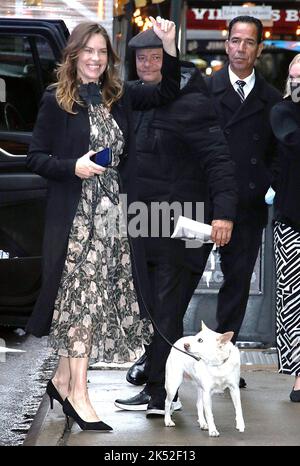 NEW YORK, NY Ottobre 05: Hilary Swank visto al Good Morning America a New York City il 05 ottobre 2022. Credito: RW/MediaPunch Foto Stock