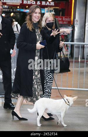 NEW YORK, NY Ottobre 05: Hilary Swank visto al Good Morning America a New York City il 05 ottobre 2022. Credito: RW/MediaPunch Foto Stock