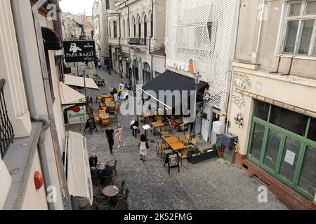 Bucarest, Romania - 5 ottobre 2022: Via nel centro storico di Bucarest. Foto Stock