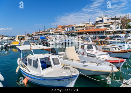 Boats in the harbour in Perdika, Aegina, Saronic Islands, Greece Foto Stock