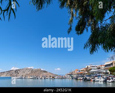Boats in the harbour in Perdika, Aegina, Saronic Islands, Greece Foto Stock