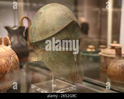 Casco greco di tipo corinzio esposto al British Museum di Londra, Regno Unito Foto Stock