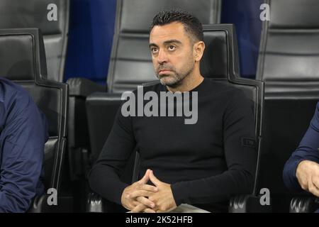 Milano, Italia. 04th Ott 2022. Italia, Milano, 4 2022 ottobre: Xavi (fc Barcelona manager) seduto in panchina durante la partita di calcio FC INTER vs FC BARCELONA, UCL 2022-2023 Gruppo C matchday3 stadio San Siro (Foto di Fabrizio Andrea Bertani/Pacific Press) Credit: Pacific Press Media Production Corp./Alamy Live News Foto Stock