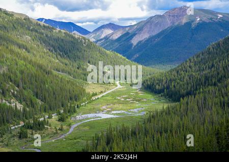 Vista sopraelevata della valle e della strada sottostante con un fiume in direzione di Boulder Colorado USA Foto Stock