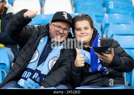 Fan di Manchester durante la partita della UEFA Champions League Group G tra Manchester City e il FC Copenhagen, presso l'Etihad Stadium di Manchester, mercoledì 5th ottobre 2022. (Credit: Mike Morese | MI News) Credit: MI News & Sport /Alamy Live News Foto Stock