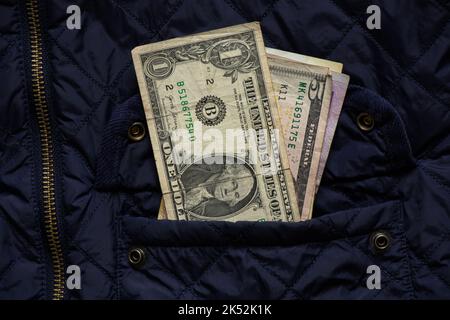 dollaro americano in tasca giacca invernale, denaro in tasca, tema finanziario Foto Stock