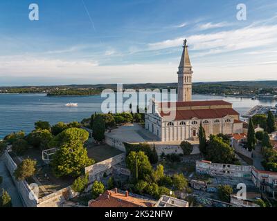 Chiesa di Sant'Eufemia campanile che domina la città di Rovigno circondato dal mare. Foto Stock