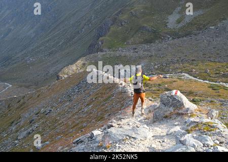 Svizzera, Vallese, Entremont valle, Vélan gamma, escursionista su una cresta morena Foto Stock