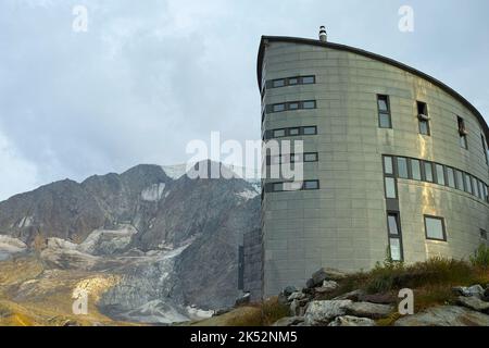 Svizzera, Vallese, valle di Entremont, gamma Vélan, rifugio Vélan costruito nel 1993 Foto Stock