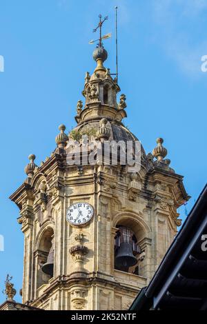 Spagna, provincia di Gipuzkoa, Hondarribia, pittoresco villaggio fortificato, chiesa di Nuestra Señora del Manzano Foto Stock