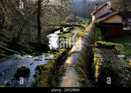 Francia, Doubs, Glay, Moulin de la Doue, fonte, cascata, penstock Foto Stock