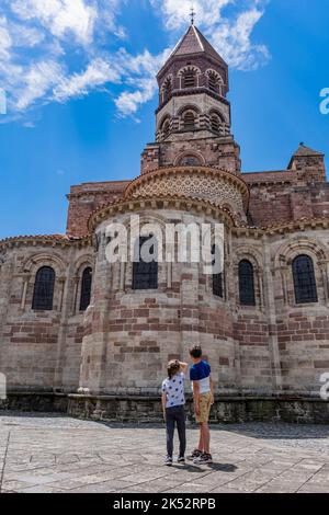 Francia, alta Loira, Brioude, bambini di fronte alla Basilica di Saint-Julien de Brioude in stile romanico Auvergne Foto Stock