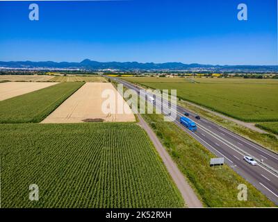 Francia, Puy de Dome, Cormède, autostrada A89 in avvicinamento a Clermont-Ferrand (vista aerea) Foto Stock