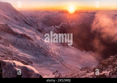 Francia, alta Savoia, Chamonix Mont Blanc, Glacier des Bossons visto dal rifugio Cosmiques (3613 m) Foto Stock