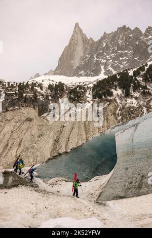 Francia, alta Savoia, Chamonix-Mont-Blanc, Montenvers, Mer de Glace, A monte della grotta, gli sciatori arrivano dalla Vallée Blanche, il percorso varia dep Foto Stock