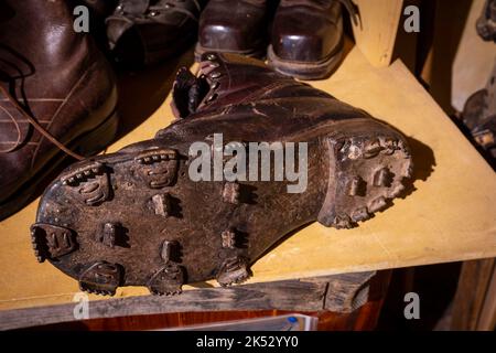 Francia, alta Savoia (74), Chablais massiccio, la Chapelle d'Abondance , il museo di sci al coperto, vecchie scarpe di montagna con le ali di mosca chiodi Foto Stock