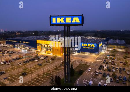 Vista aerea del negozio Ikea con posti auto, atmosfera notturna. Torino, Italia - Ottobre 2022 Foto Stock