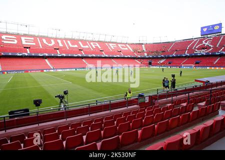 Sevilla, Spagna. 05th Ott 2022. Calcio: Champions League, FC Sevilla - Borussia Dortmund, palcoscenico di gruppo, gruppo G, giorno di incontro 3 all'Estadio Ramon Sanchez Pizjuan, vista all'interno dello stadio prima della partita. Credit: Daniel Gonzalez Acuna/dpa/Alamy Live News Foto Stock