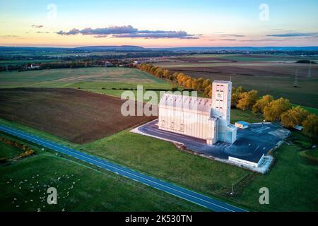 Francia, Meurthe-et-Moselle, Pays du Saintois, gruppo cooperativo agricolo, silo di grano (veduta aerea) Foto Stock
