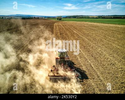 Francia, Meurthe-et-Moselle, Pays du Saintois, aratura nei campi (vista aerea) Foto Stock